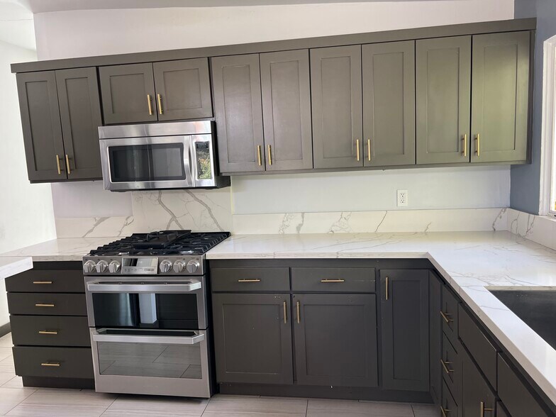 Building Photo - 5177 Carlingford Ave