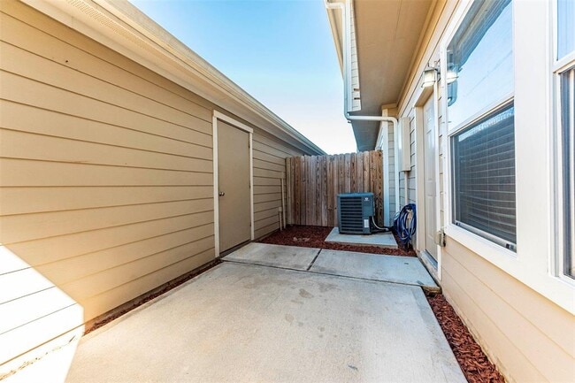 Building Photo - 1721 Kemah Village Dr