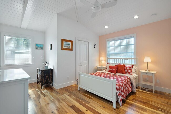 Building Photo - 461 Jupiter Ln