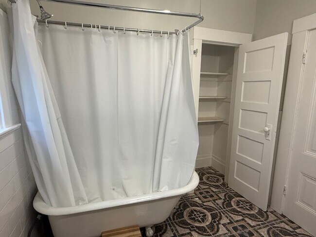 Building Photo - 513 2nd Ave