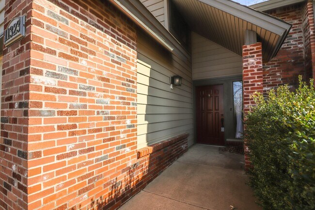Building Photo - 4 bedroom, 2 1/2 bath, 2 car garage located in the quiet Summit View subdivision.
