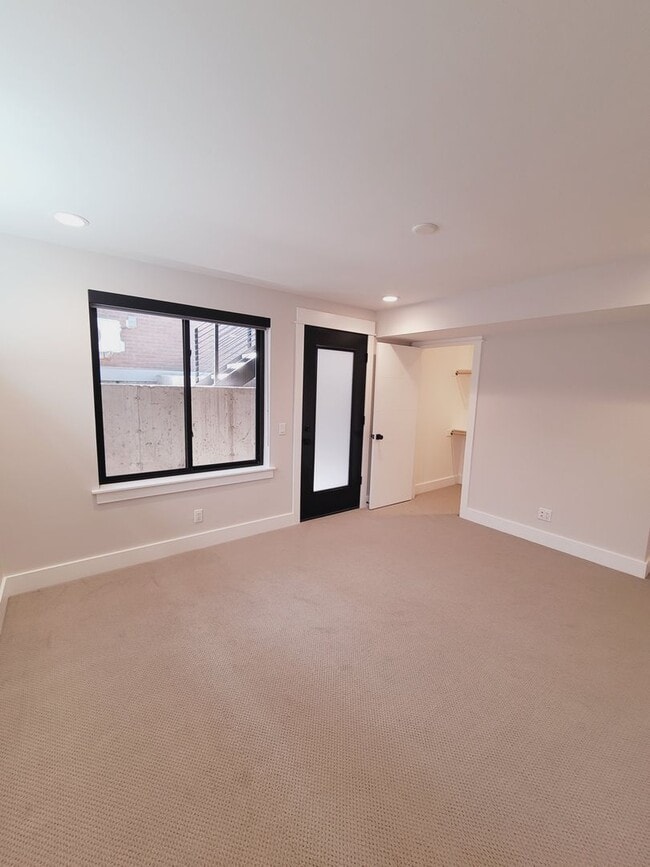 Building Photo - Luxury Downtown Townhome
