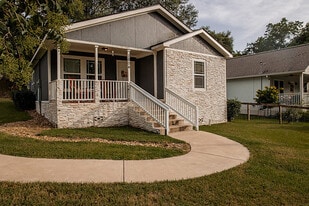 Fully Fenced & Furnished House on Corner Lot - 1004 Pecan St