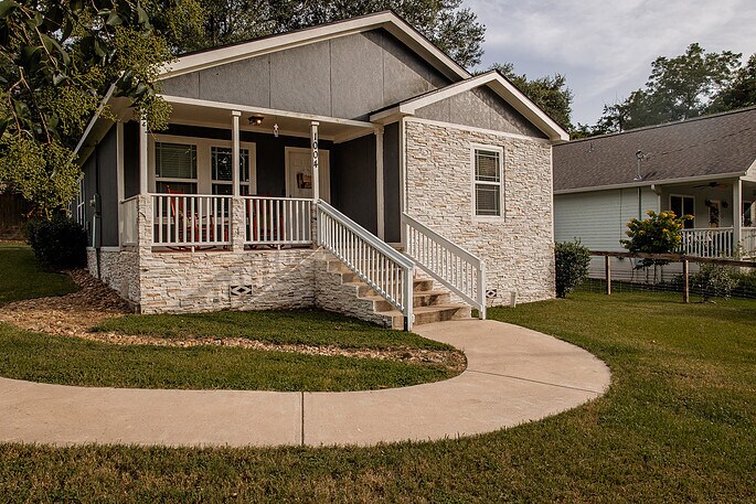 Building Photo - 1004 Pecan St