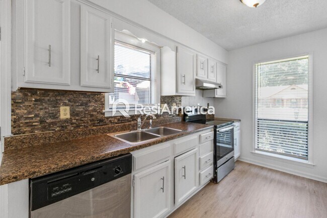 Building Photo - Newly Renovated 3/2 in a Quiet Neighborhood