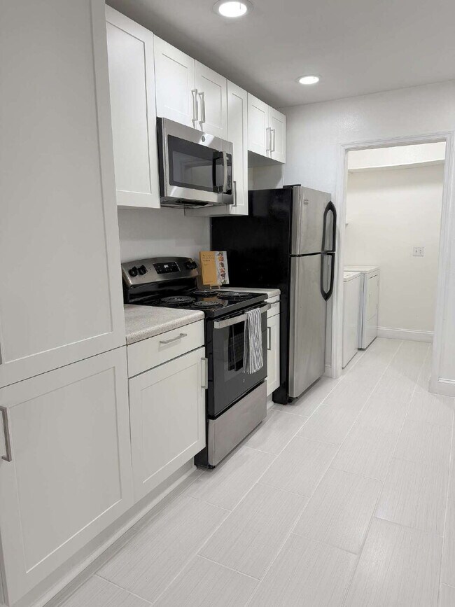 Building Photo - Cocoa Duplex