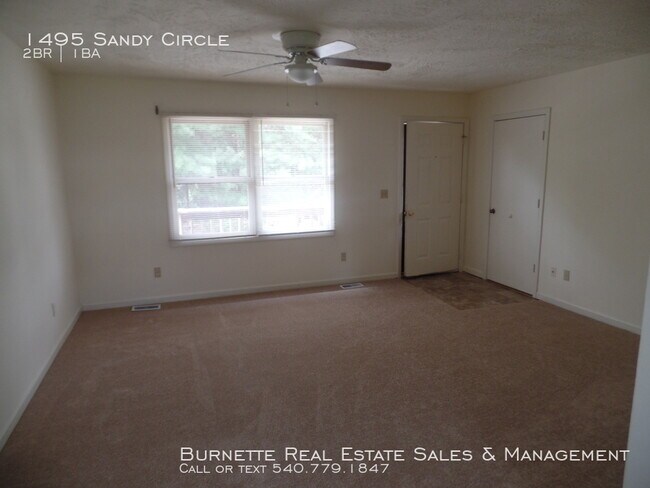 Building Photo - 1495 Sandy Cir