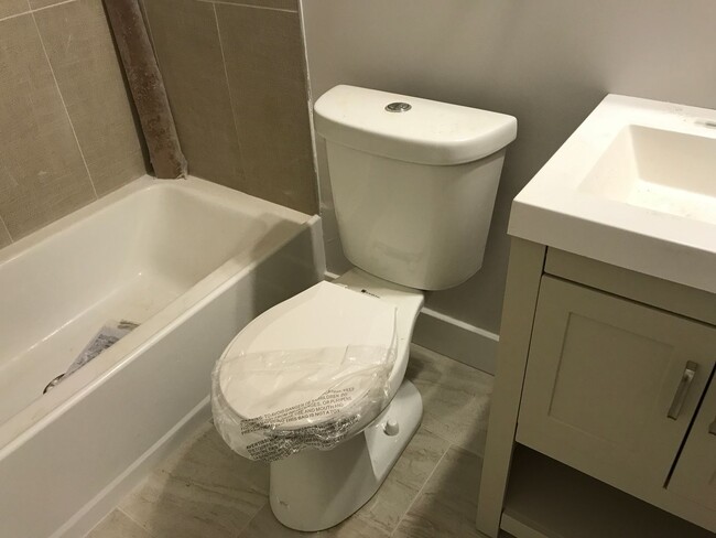 Building Photo - Bi-level 2fl 3fl 4B3B unit | Walking dista...