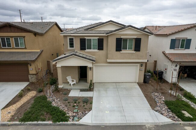 Building Photo - Spacious 4 Bedroom, 2.5 Bathroom Home with...