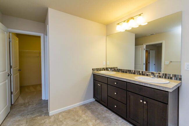 Building Photo - Move In Ready - 5 bedroom 3 Bath Townhome ...