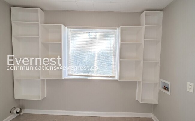 Building Photo - 3-Bedroom Home with Off-Street Parking / Pet-Friendly / Vouchers Accepted / Available Now!