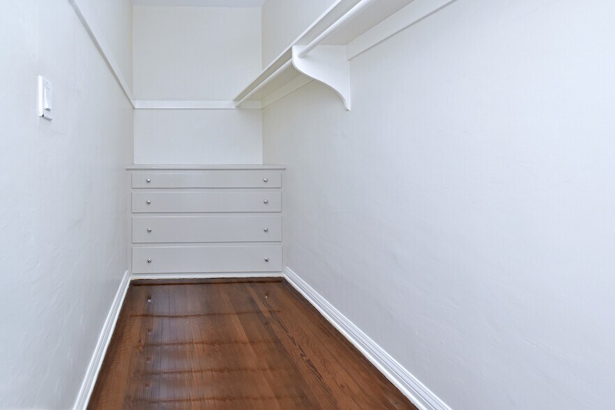 Building Photo - 724 S Genesee Ave