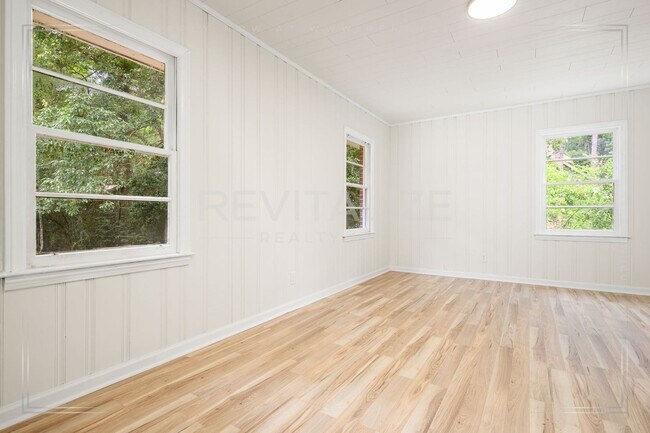 Building Photo - 2505 Robin Hood Dr