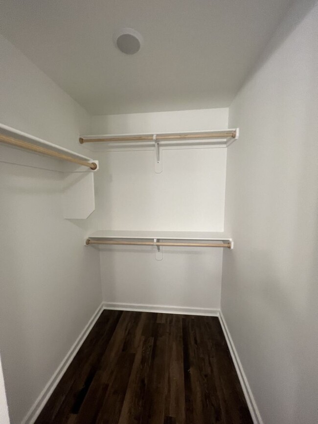 Building Photo - SPECIAL: 6 MONTH LEASE + 500 OFF FIRST MON...