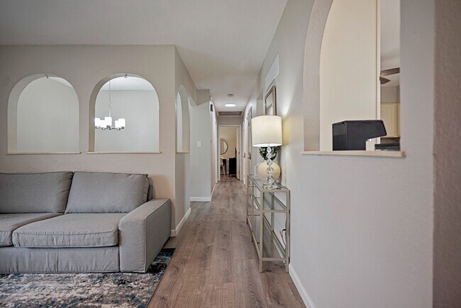 Building Photo - 413 SE Lana Ct