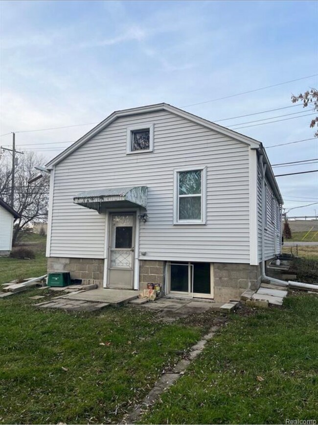Building Photo - Cozy Home with Expansive Yard