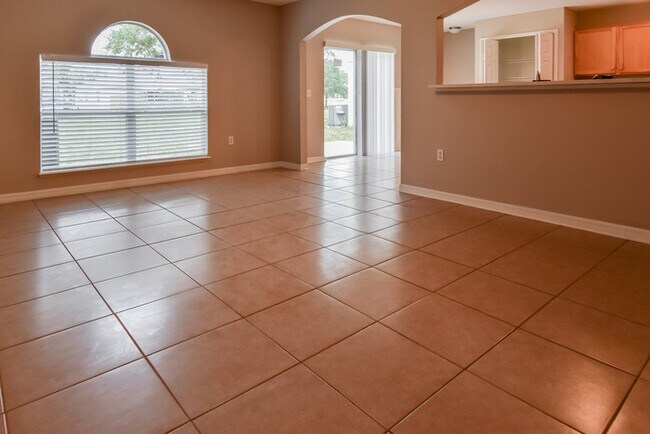 Building Photo - Inviting Two-Story Home in Ruskin	, FL