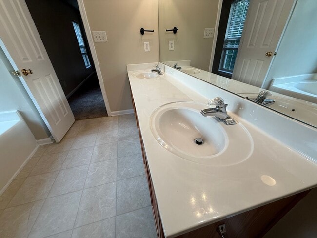 Building Photo - Cute Home in Great North Charlotte Community