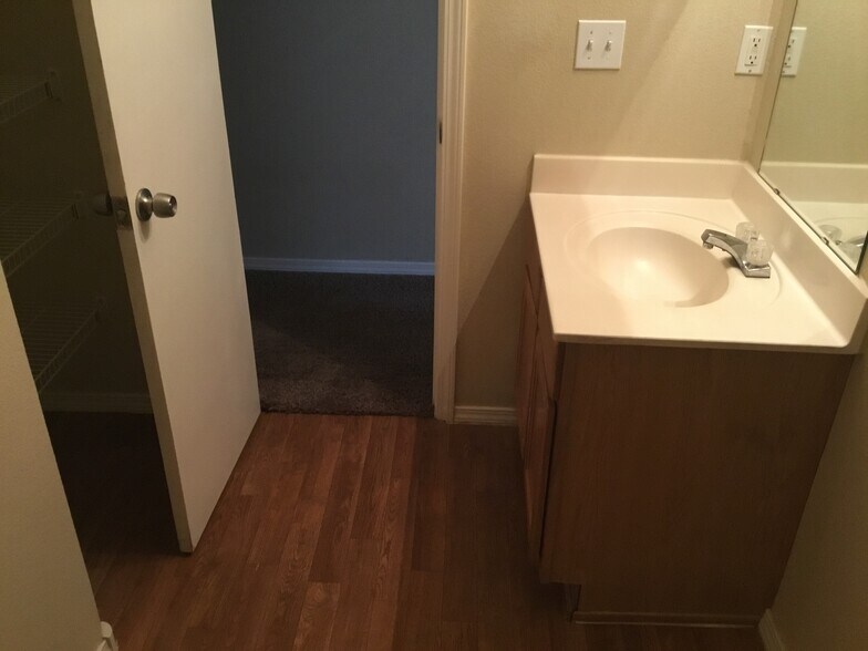 Building Photo - 5849 Sandoval Dr NE