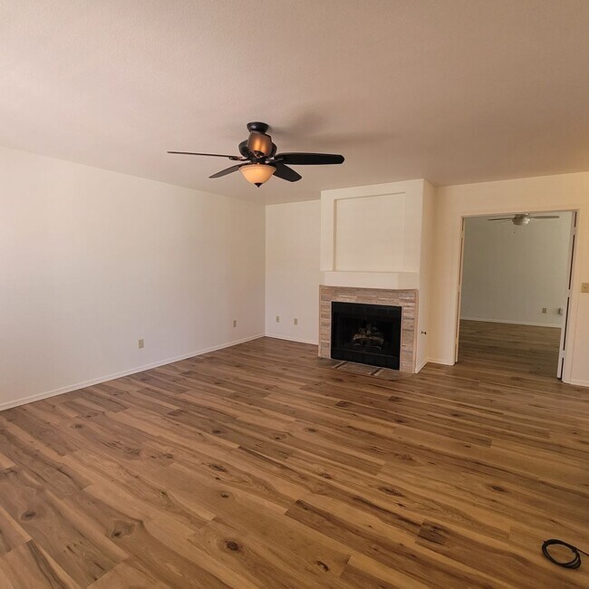 Building Photo - Great Location!  2 bed, 2 bath End Unit Condo ~ North Prescott