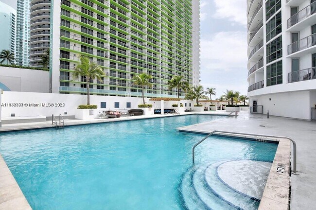 Building Photo - 1750 N Bayshore Dr