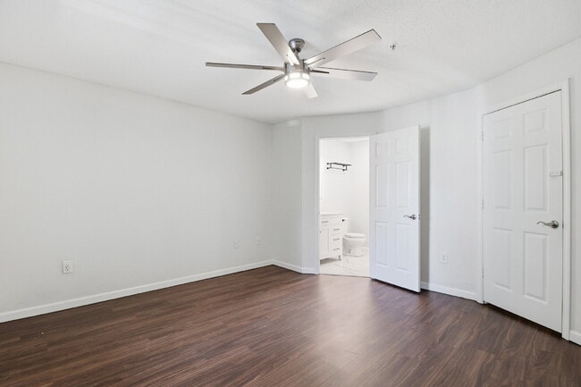 Building Photo - "Discover Coastal Comfort: Spacious 2-Bed, 2-Bath Condo at Summer House, Hilton Head Island!"