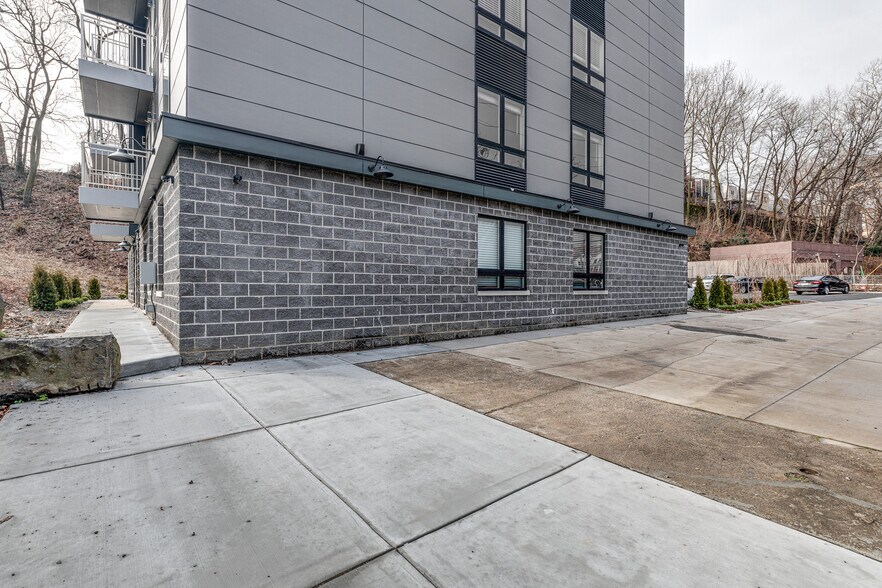 Building Photo - 1952 Bryn Mawr Ave