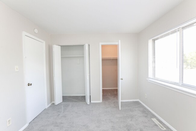 Building Photo - Updated 3BR Townhouse in Prime VA Beach Lo...
