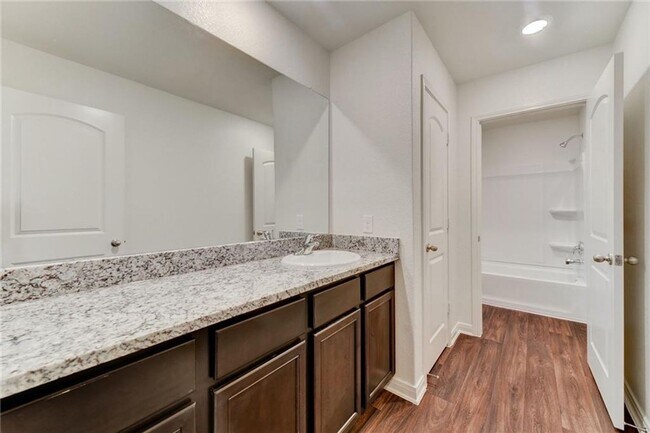 Building Photo - Beautiful 5 Bed 2.5 Bath Home!