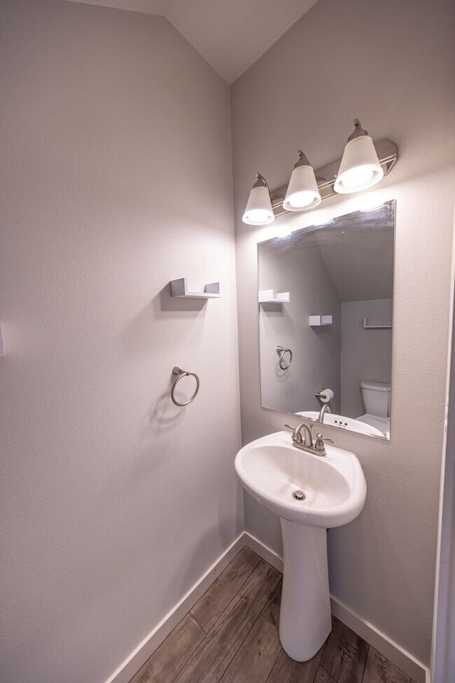 Building Photo - 3 bedroom home in Ridgefield w/ AC - Built...