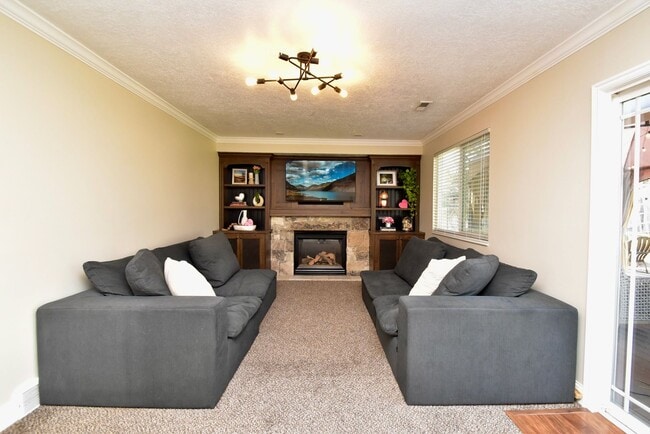 Building Photo - Spacious 4 Bed Murray Home with Huge Private Yard!