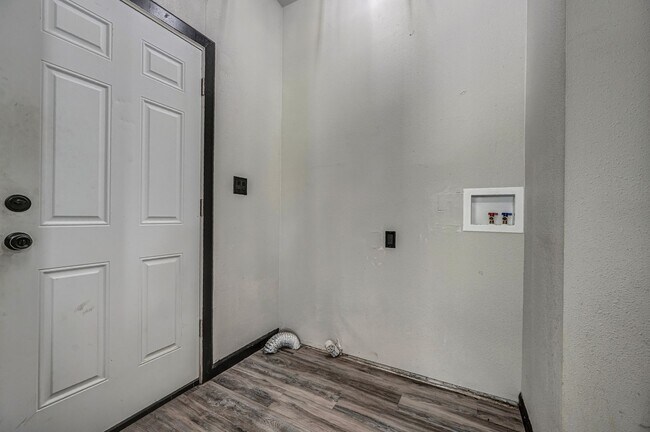 Building Photo - 4 Bedroom 2 Bath