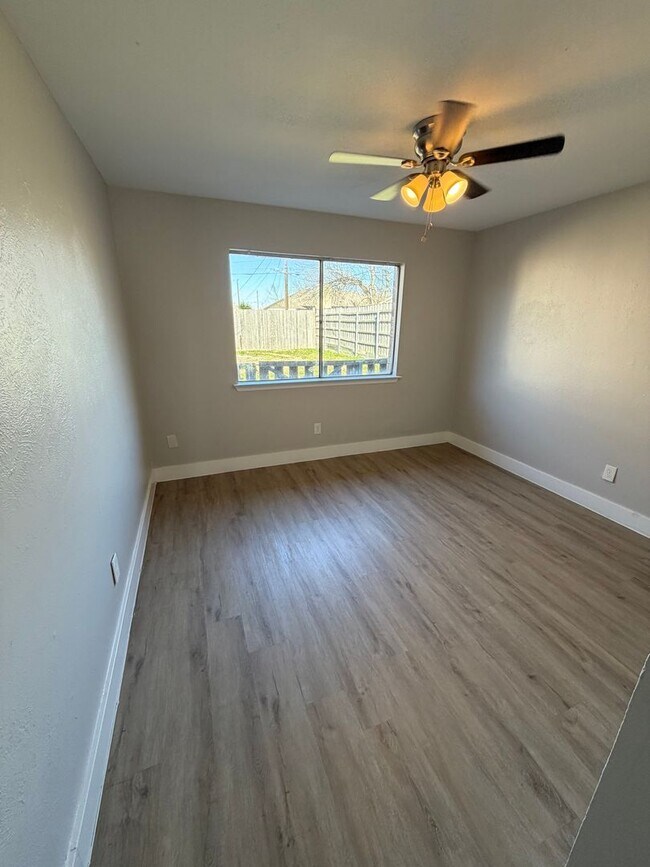 Building Photo - 315 Paldao Dr