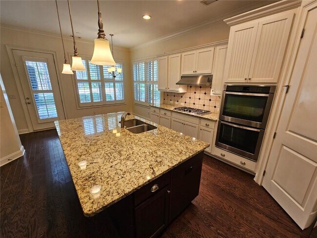 Building Photo - 2104 McFarlin Ln