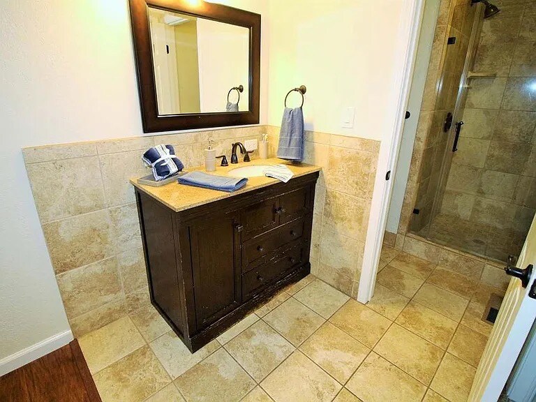 Building Photo - 464 E Magill Ave