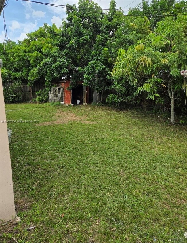 Building Photo - 2401 Largo Dr