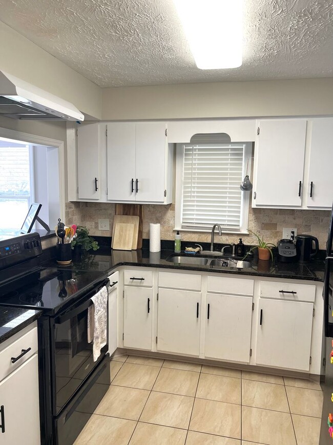 Building Photo - Apartment conveniently located in Auburn!