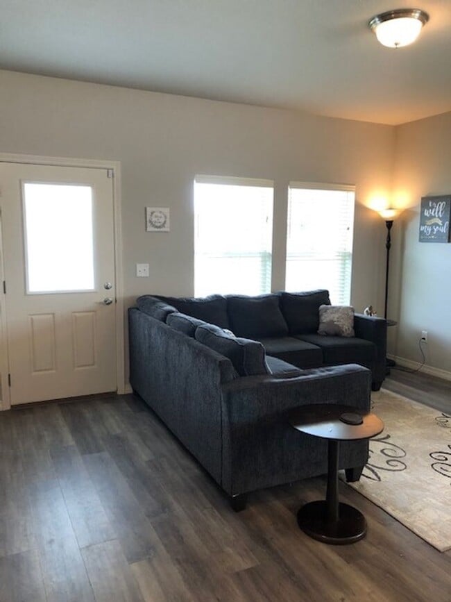 Building Photo - Beautiful 3 bed, 3 bath Townhome in West W...