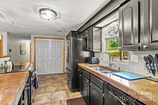 Building Photo - 173 Waddell Rd