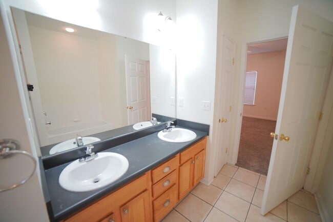 Building Photo - 829 Dent St