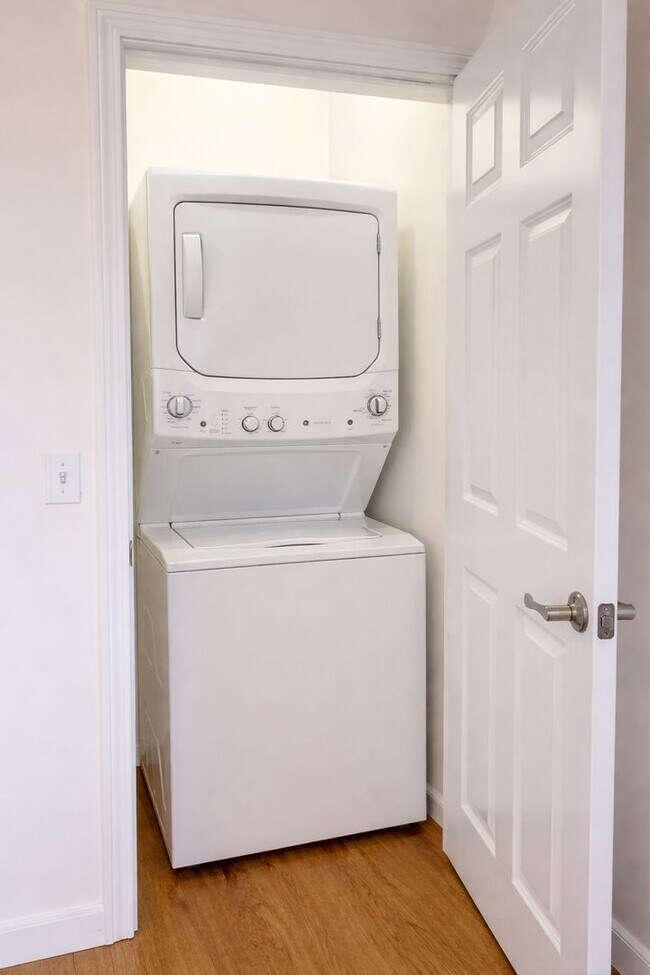 Building Photo - 2 bed, 1 bath townhouse style apartment with washer & dryer provided (45 Griffin Ln #201)