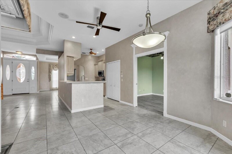 Building Photo - 3013 Royal Palm Dr