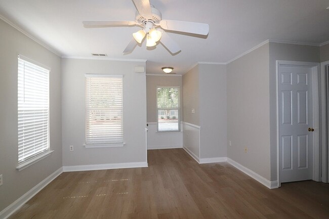 Building Photo - Location! Location! 3 bedroom End Unit Tow...