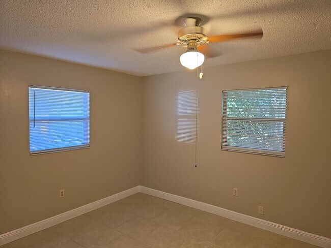 Building Photo - Beautuful 2 bedroom, 2 bath, 2 car garage rental home in Weeki Wachee!