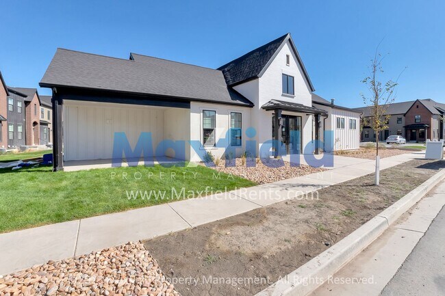 Building Photo - EV Friendly, Pool Access, Modern Luxury Sc...