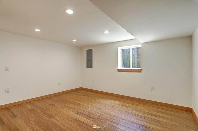 Building Photo - Lake city