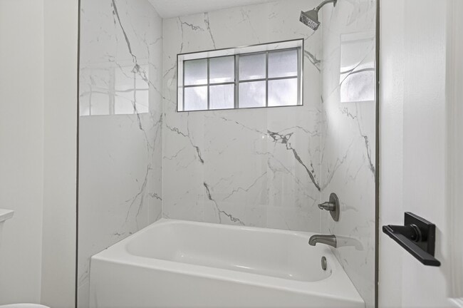 Building Photo - 2431 Parkwood Ln