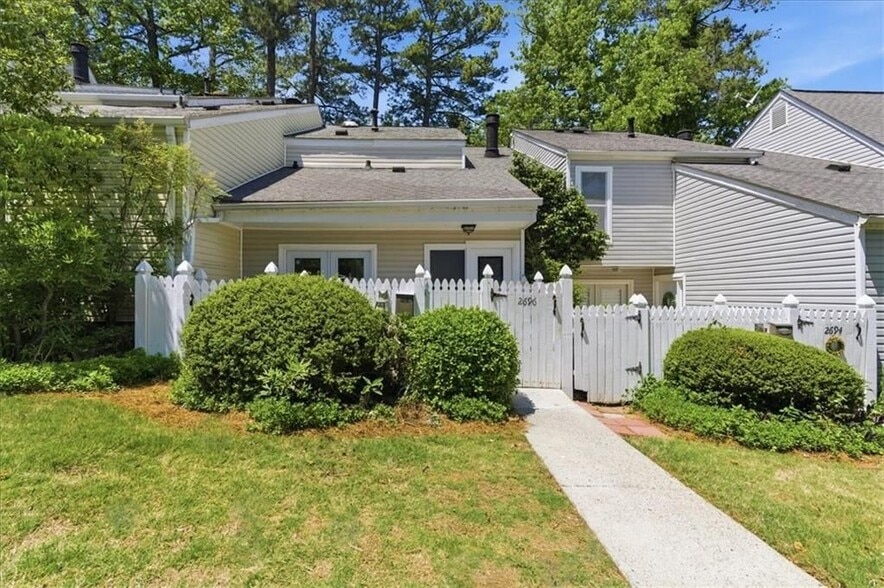 Building Photo - 2696 Greentree Dr SE