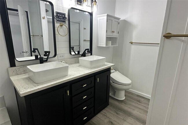 Building Photo - 1601 E Slaughter Ln