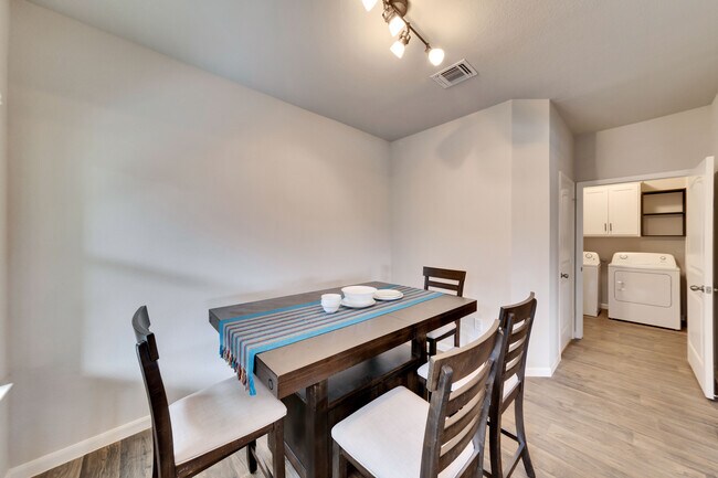 Building Photo - 3422 Couch Dr